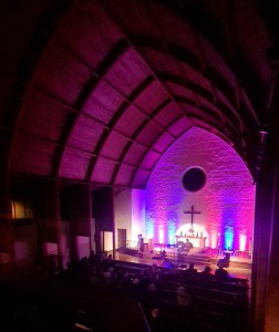 6631dd9895fec01 Für sein Konzert hat Singer-Songwriter Joe Bennick die Bethanienkirche bis unter ihr Spitztonnendach beleuchtet. Foto Katja Peglow.jpg